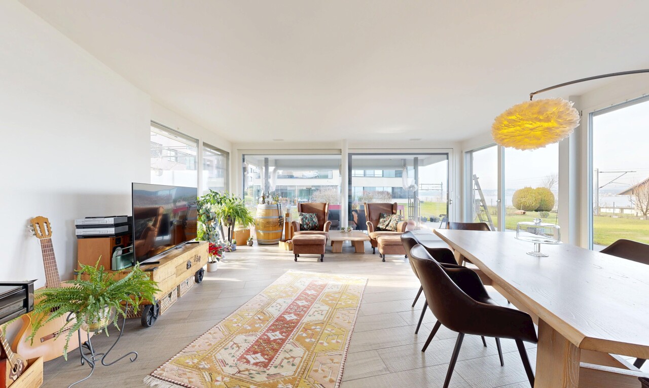 salon / salle à manger avec télévision, natural light, lumière naturelle, inside property, et floor ceiling windows