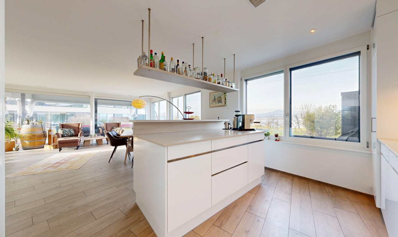 cuisine avec two heights countertops, plans de travail, light countertops, armoires blanches, et white cabinets