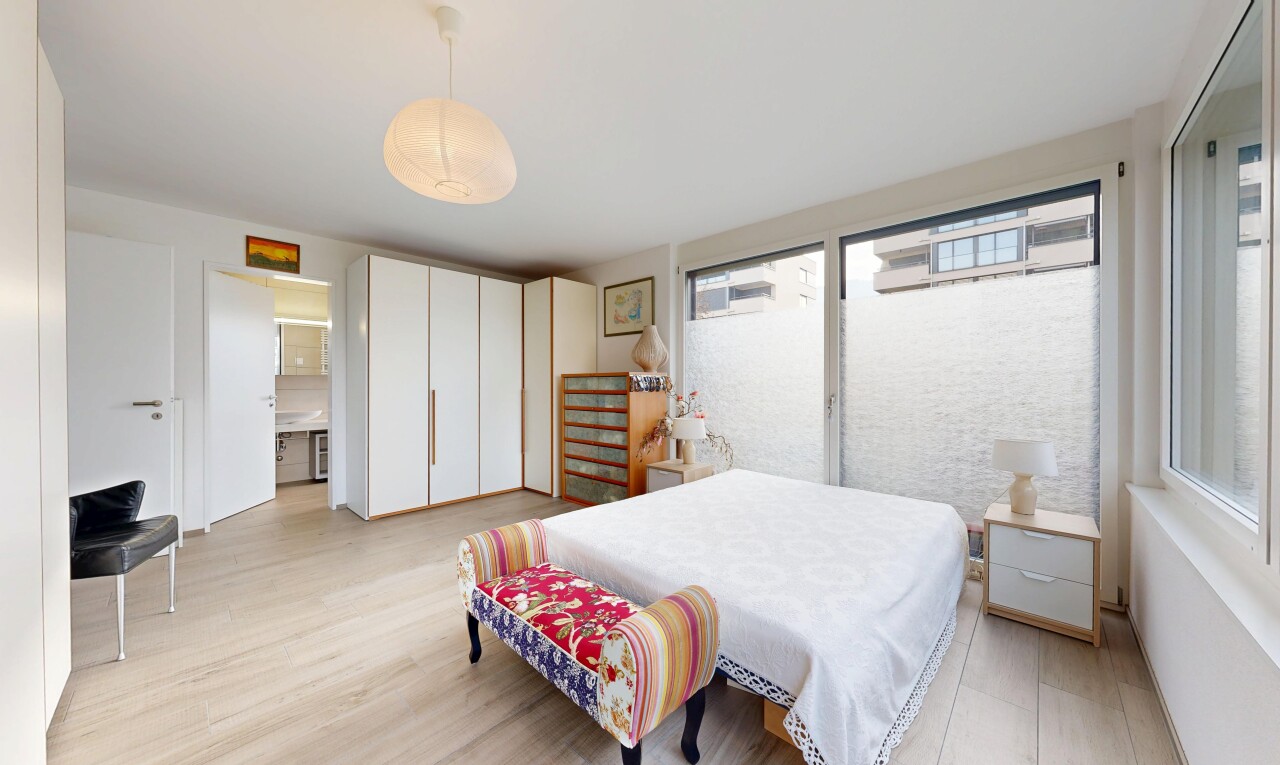 chambre avec light floor, sol en finition bois, wood finish floor, inside property, et lumière naturelle