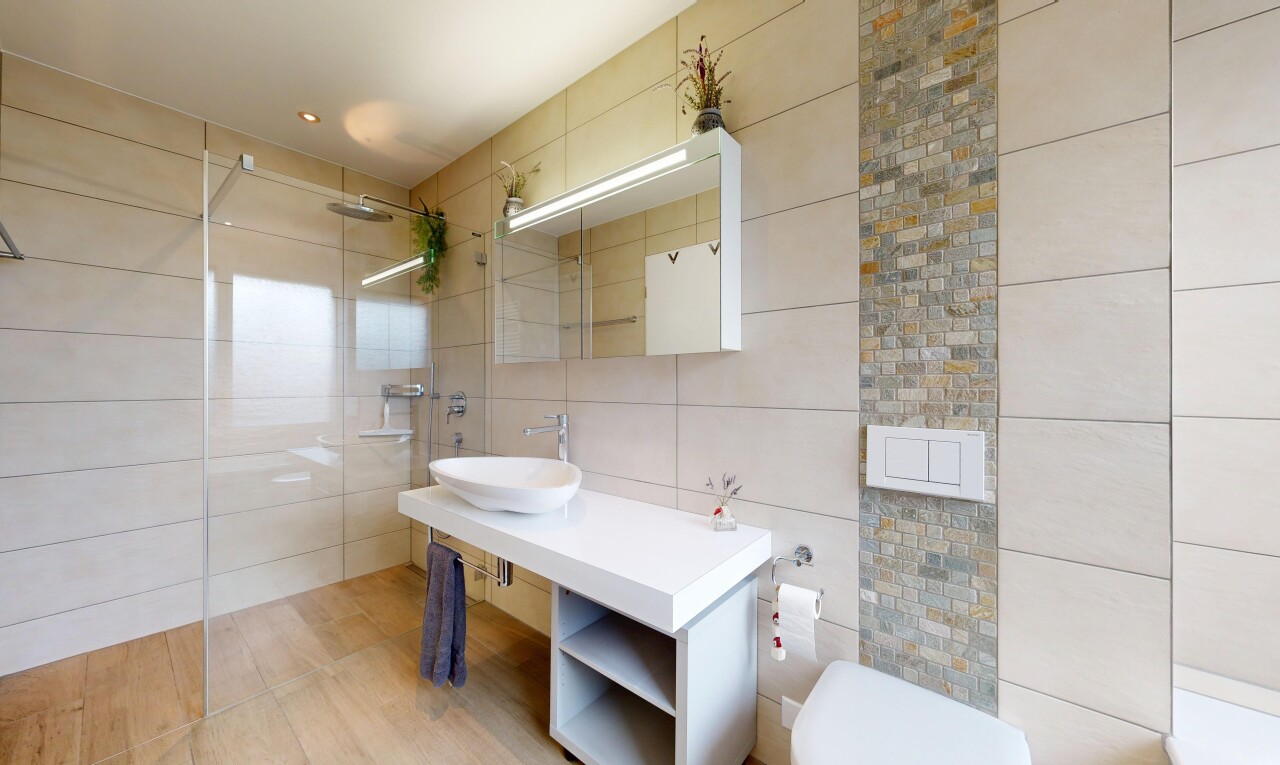 salle de bains avec miroir, salle de bain complète, mur en carrelage, tile wall, et lavabo (ou coiffeuse selon le contexte)