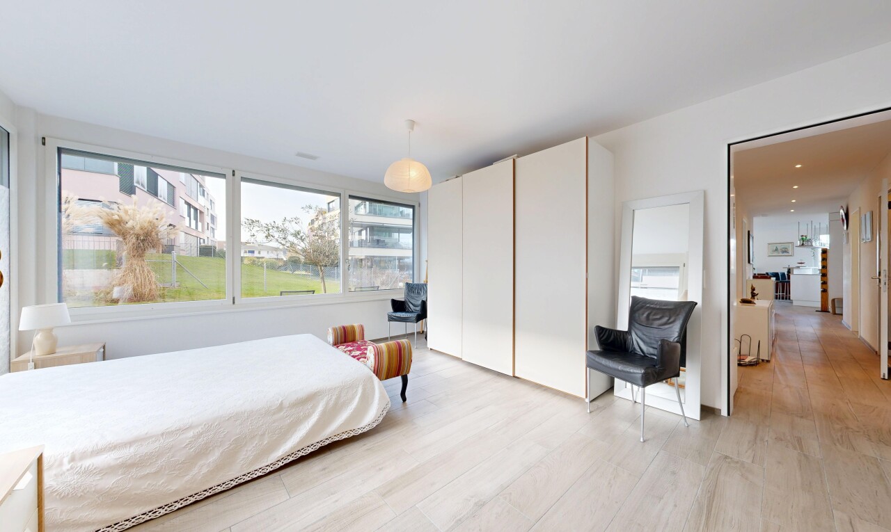 chambre avec inside property, sol en finition bois, wood finish floor, lumière naturelle, et natural light