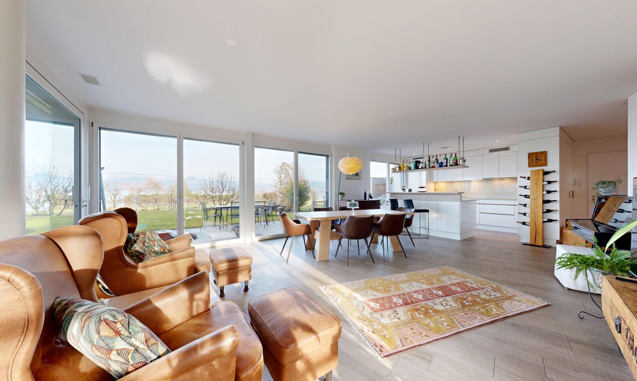 salon / salle à manger avec inside property, wood finish floor, sol en finition bois, full kitchen, et natural light