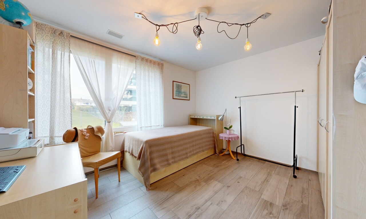 chambre avec wood finish floor, sol en finition bois, natural light, lumière naturelle, et inside property