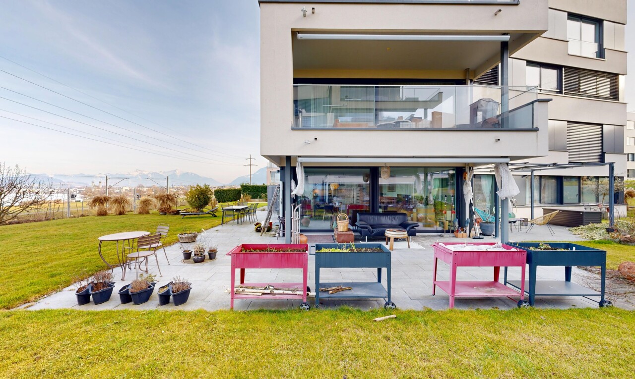 façade avec terrasse, foyer extérieur, pelouse, balcon, et bardage en stuc