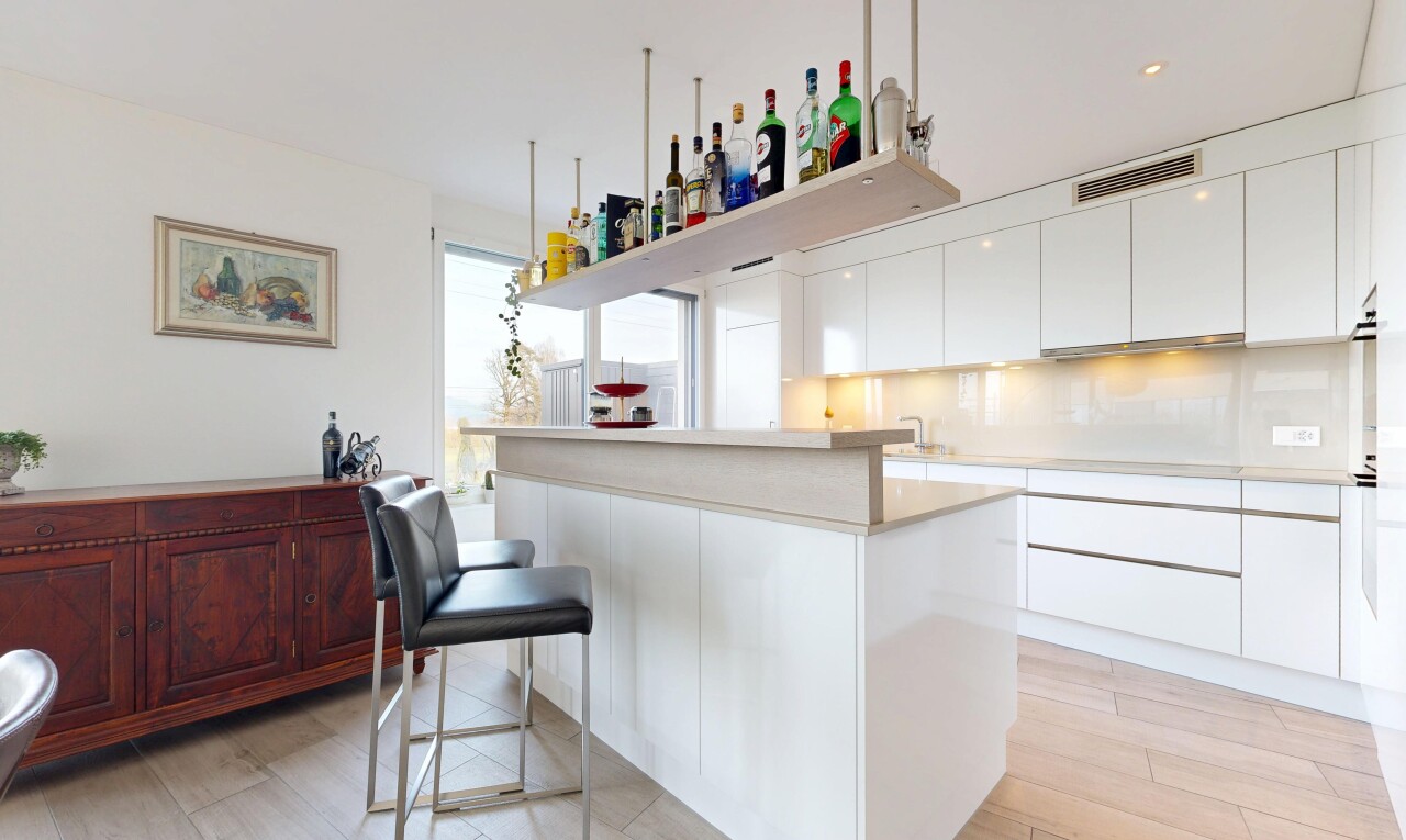 cuisine avec two heights countertops, armoires blanches, white cabinets, plans de travail, et light countertops