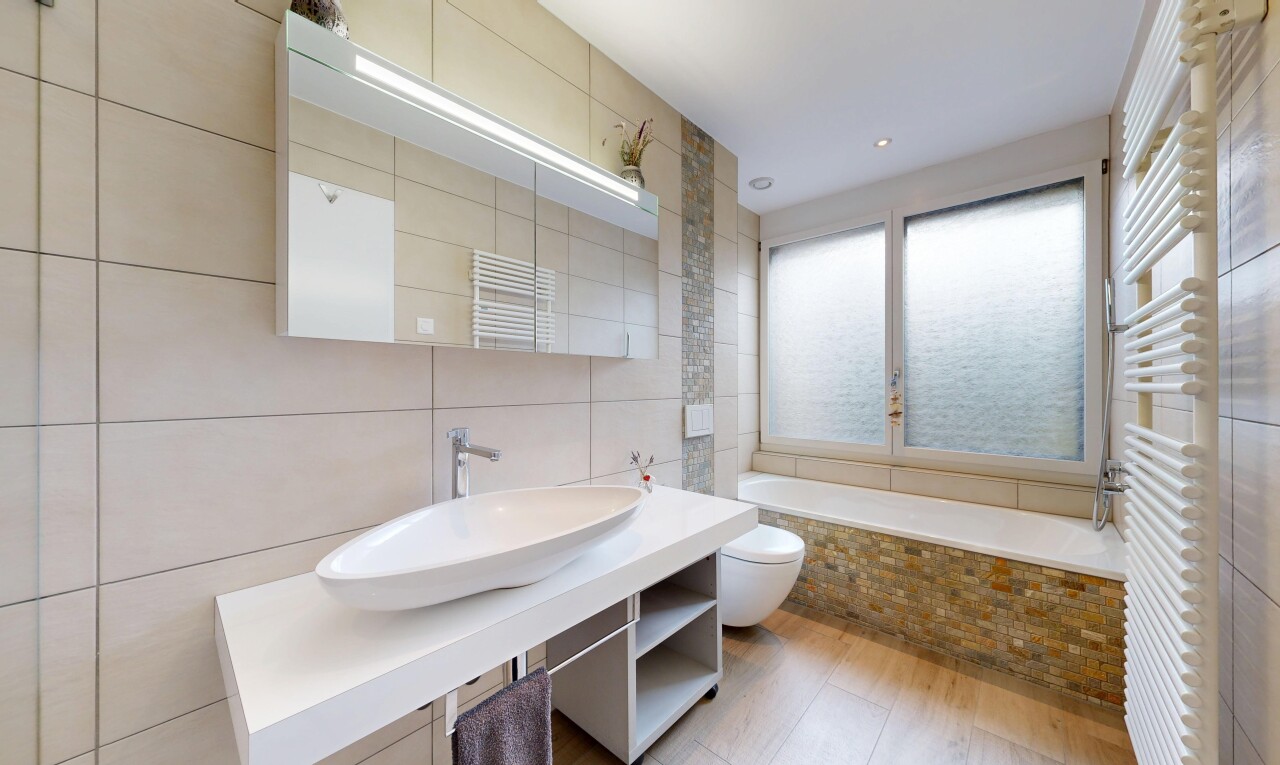 salle de bains avec chauffe-serviettes, radiateur, bain, salle de bain complète, et miroir