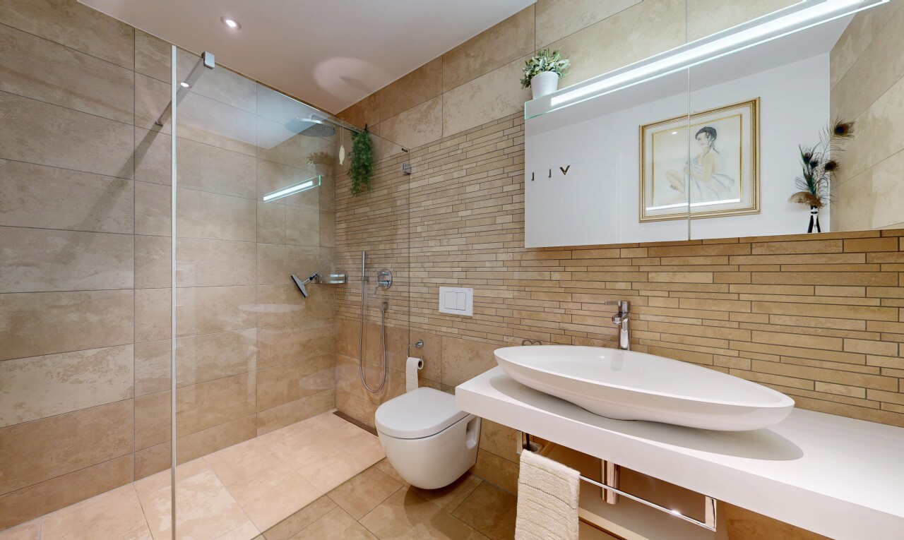 salle de bains avec mur en carrelage, tile wall, salle de bain complète, douche, et évier
