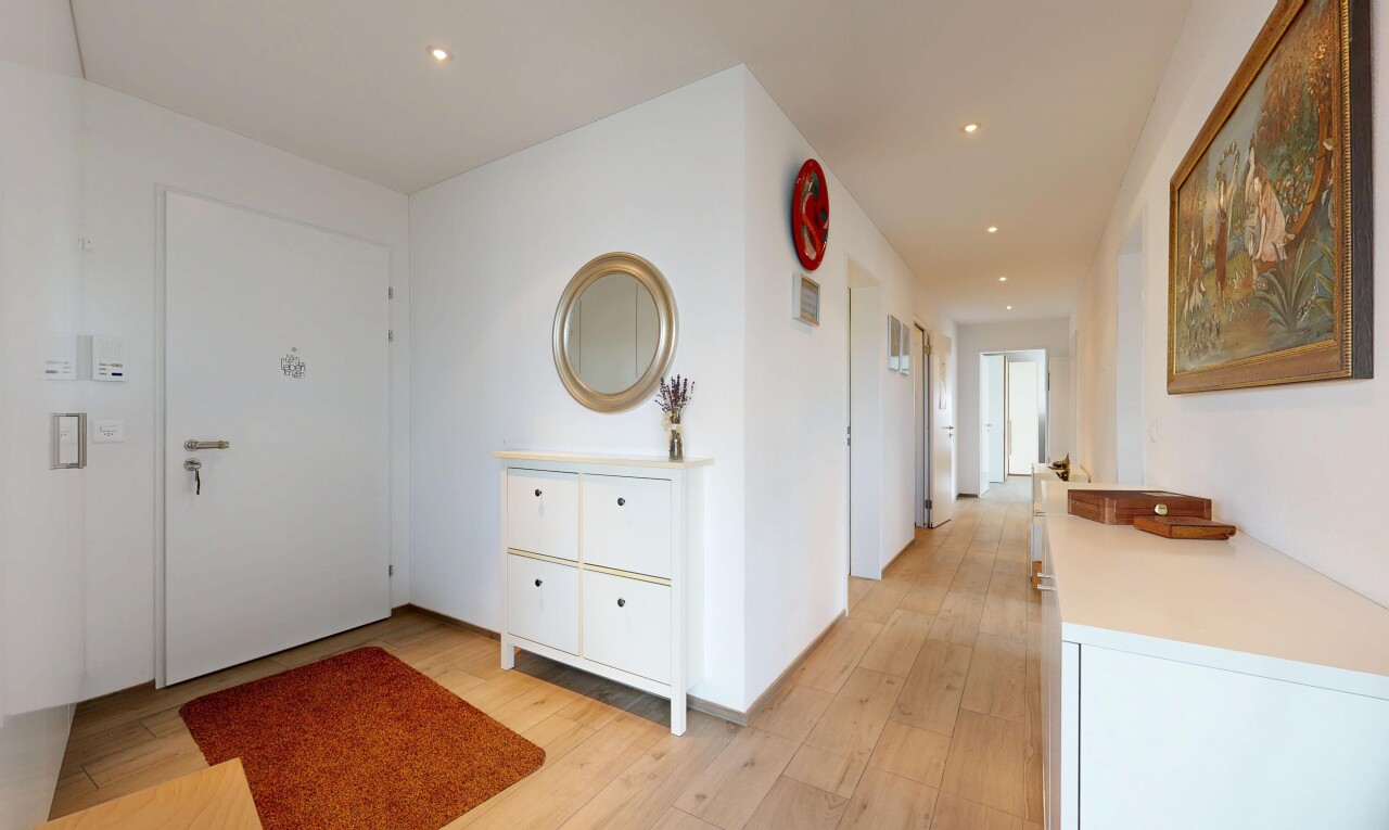 couloir avec light floor, wood finish floor, sol en finition bois, drywall, et cloison sèche