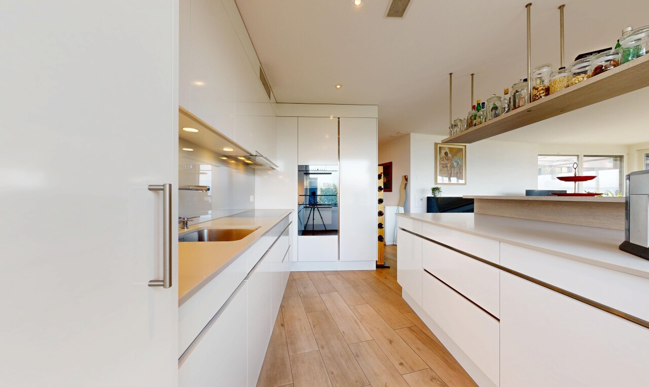 cuisine avec plans de travail, light countertops, réfrigérateur, armoires blanches, et white cabinets
