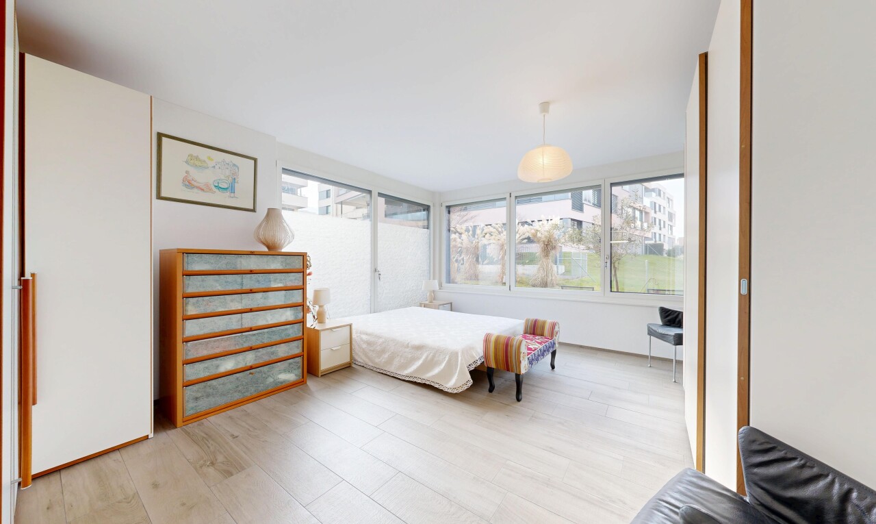 chambre avec inside property, lumière naturelle, natural light, sol en finition bois, et wood finish floor