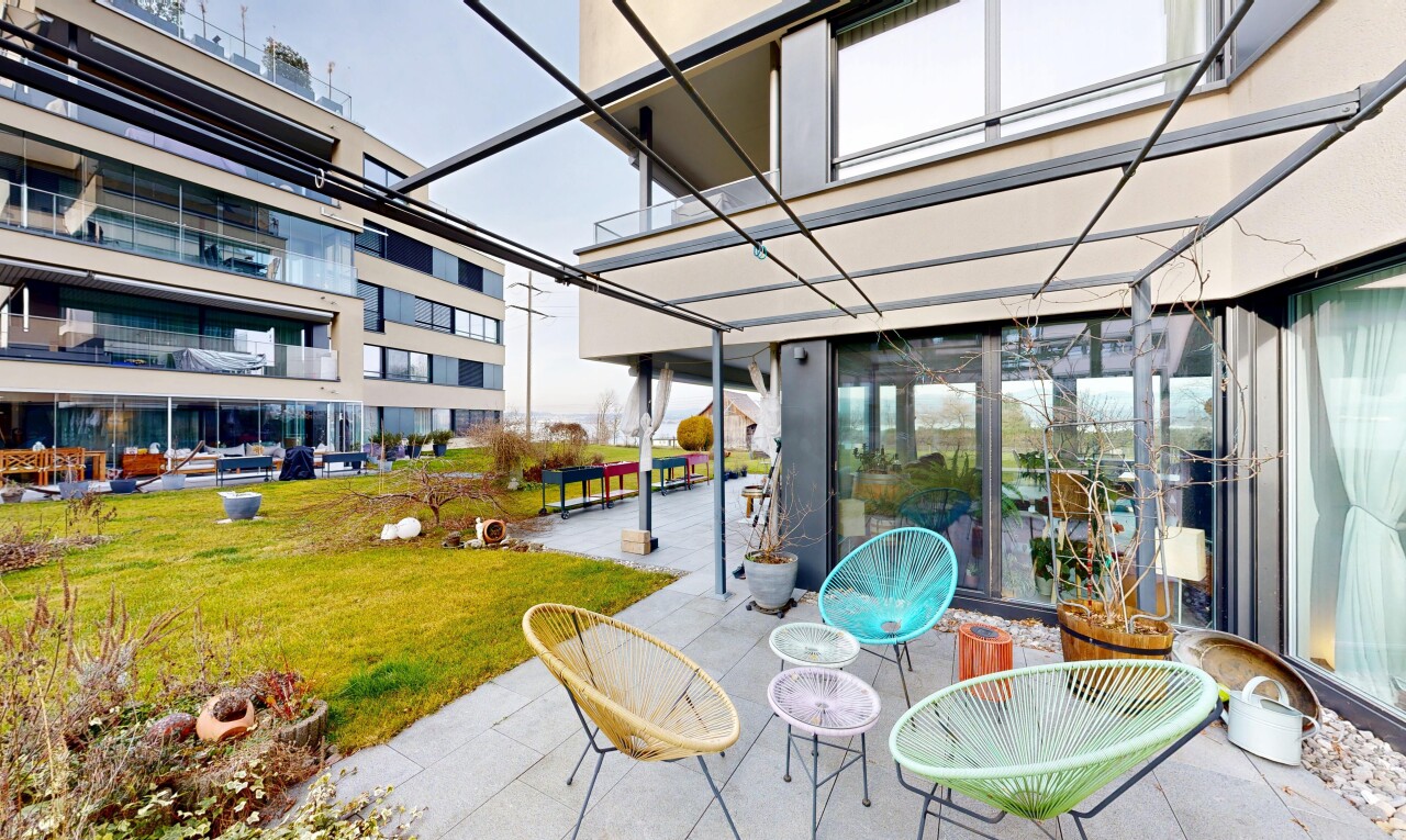 terrasse avec véranda, pelouse, et terrasse