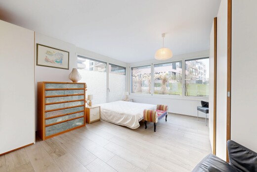 chambre avec inside property, lumière naturelle, natural light, sol en finition bois, et wood finish floor