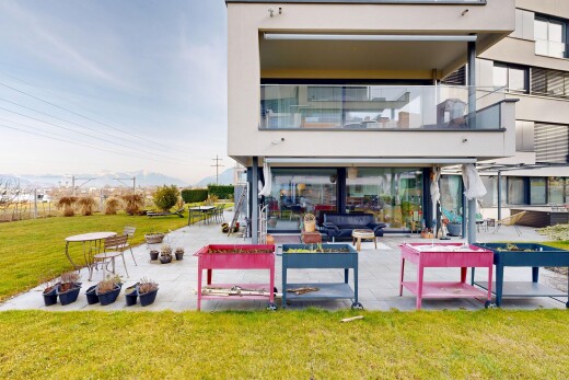 außenansicht mit terrasse, feuerstelle, rasen, balkon, und stuckverkleidung