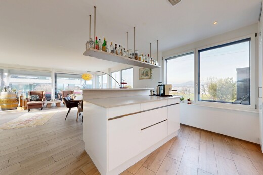 cuisine avec two heights countertops, plans de travail, light countertops, armoires blanches, et white cabinets