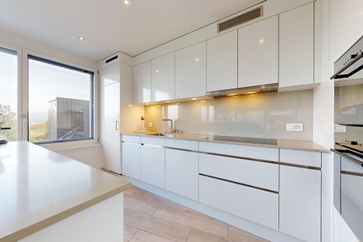 cuisine avec armoires blanches, white cabinets, light floor, armoires à panneau plat, et flat panel cabinets
