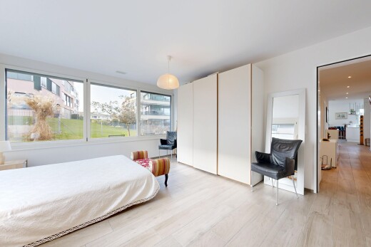 chambre avec inside property, sol en finition bois, wood finish floor, lumière naturelle, et natural light