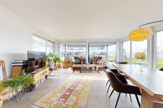 wohn- / esszimmer mit fernseher, natural light, natürliches licht, inside property, und floor ceiling windows