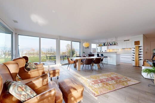 wohn- / esszimmer mit inside property, wood finish floor, holzfußboden, full kitchen, und natural light