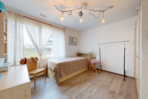 zimmer / schlafzimmer mit wood finish floor, holzfußboden, natural light, natürliches licht, und inside property