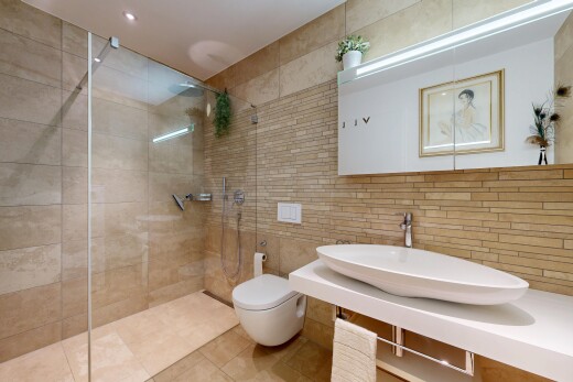 salle de bains avec mur en carrelage, tile wall, salle de bain complète, douche, et évier