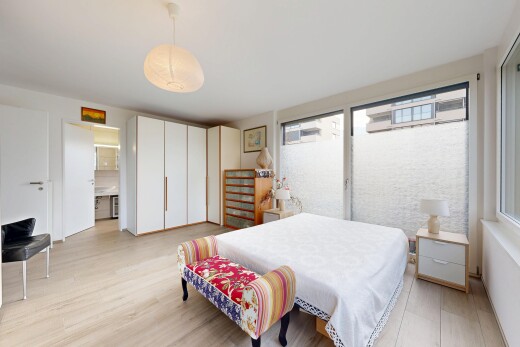 chambre avec light floor, sol en finition bois, wood finish floor, inside property, et lumière naturelle
