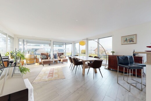 wohn- / esszimmer mit floor ceiling windows, bodendeckenfenster, inside property, natural light, und natürliches licht