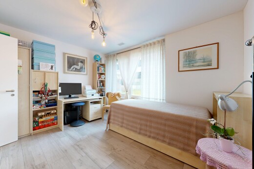 zimmer / schlafzimmer mit bürobereich, natural light, natürliches licht, wood finish floor, und holzfußboden