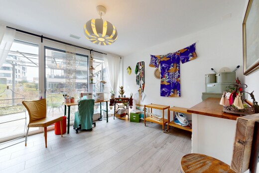 esszimmer mit wood finish floor, holzfußboden, inside property, natural light, und natürliches licht