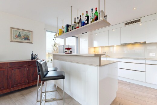 cuisine avec two heights countertops, armoires blanches, white cabinets, plans de travail, et light countertops