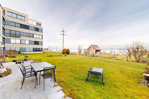jardin avec power lines view, pelouse, terrasse, day time, et coin repas extérieur