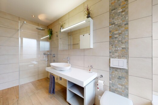 salle de bains avec miroir, salle de bain complète, mur en carrelage, tile wall, et lavabo (ou coiffeuse selon le contexte)