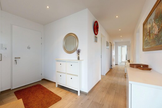 couloir avec light floor, wood finish floor, sol en finition bois, drywall, et cloison sèche