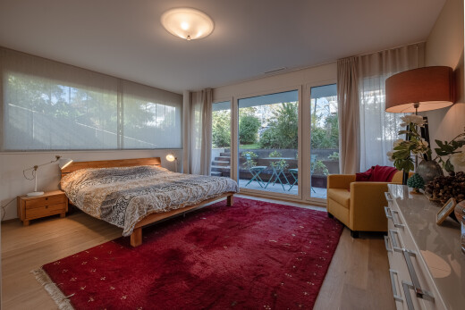 zimmer / schlafzimmer mit wood finish floor, holzfußboden, natural light, natürliches licht, und außenzugang