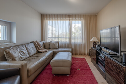 wohnzimmer mit fernseher, natural light, natürliches licht, drywall, und gipskartonwand