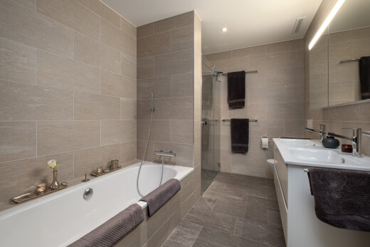 bad mit tile wall, fliesenwand, schminktisch, inside property, und komplettes badezimmer