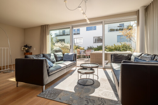 wohnzimmer mit natural light, natürliches licht, wood finish floor, holzfußboden, und inside property