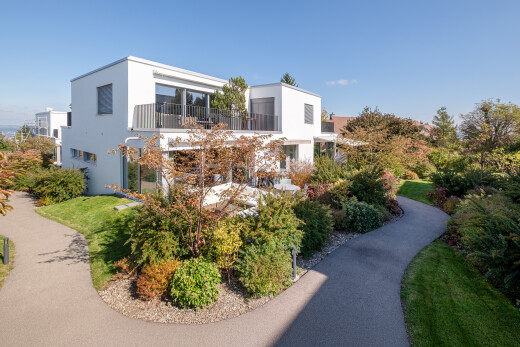 außenansicht mit balkon, day time, property visible, rasen, und stuckverkleidung