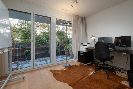 büro mit inside property, natural light, natürliches licht, wood finish floor, und holzfußboden