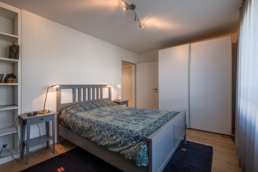 zimmer / schlafzimmer mit inside property, holzfußboden, wood finish floor, gipskartonwand, und drywall