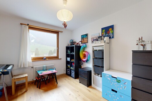 zimmer / schlafzimmer mit holzfußboden, wood finish floor, gipskartonwand, drywall, und inside property