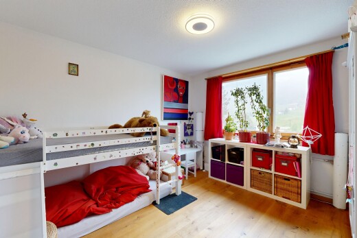 zimmer / schlafzimmer mit natural light, natürliches licht, light floor, wood finish floor, und holzfußboden