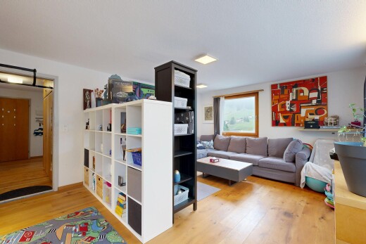 wohnzimmer mit inside property, holzfußboden, wood finish floor, gipskartonwand, und drywall