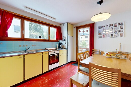 küche mit edelstahl-arbeitsplatten, stainless steel countertops, ofen, inside property, und natürliches licht