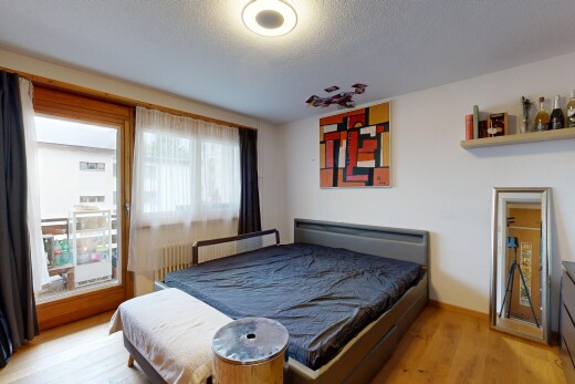 zimmer / schlafzimmer mit wood finish floor, holzfußboden, inside property, natural light, und natürliches licht