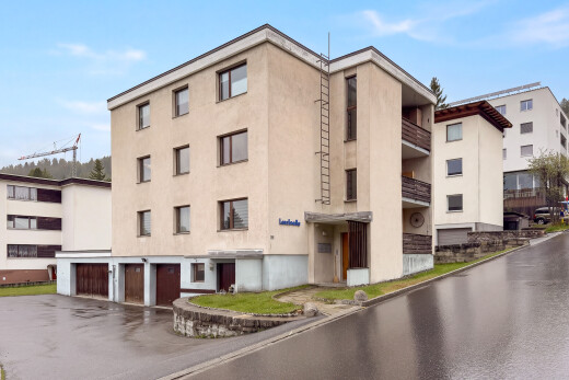 außenansicht mit eingebaute garage, day time, from community, blick auf wohnanlage, und apartment complex view