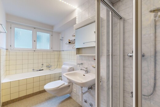 bad mit dusche, komplettes badezimmer, fliesenwand, tile wall, und inside property