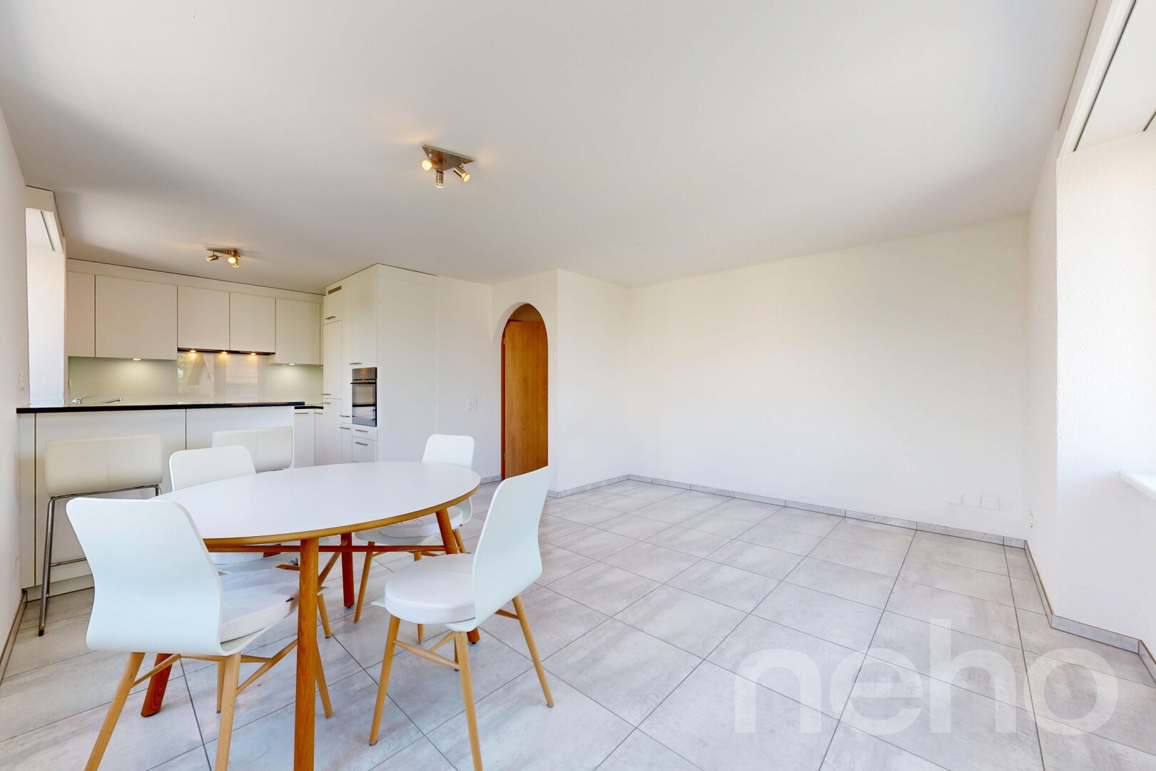 esszimmer mit gewölbte gehwege, light floor, inside property, drywall, und gipskartonwand
