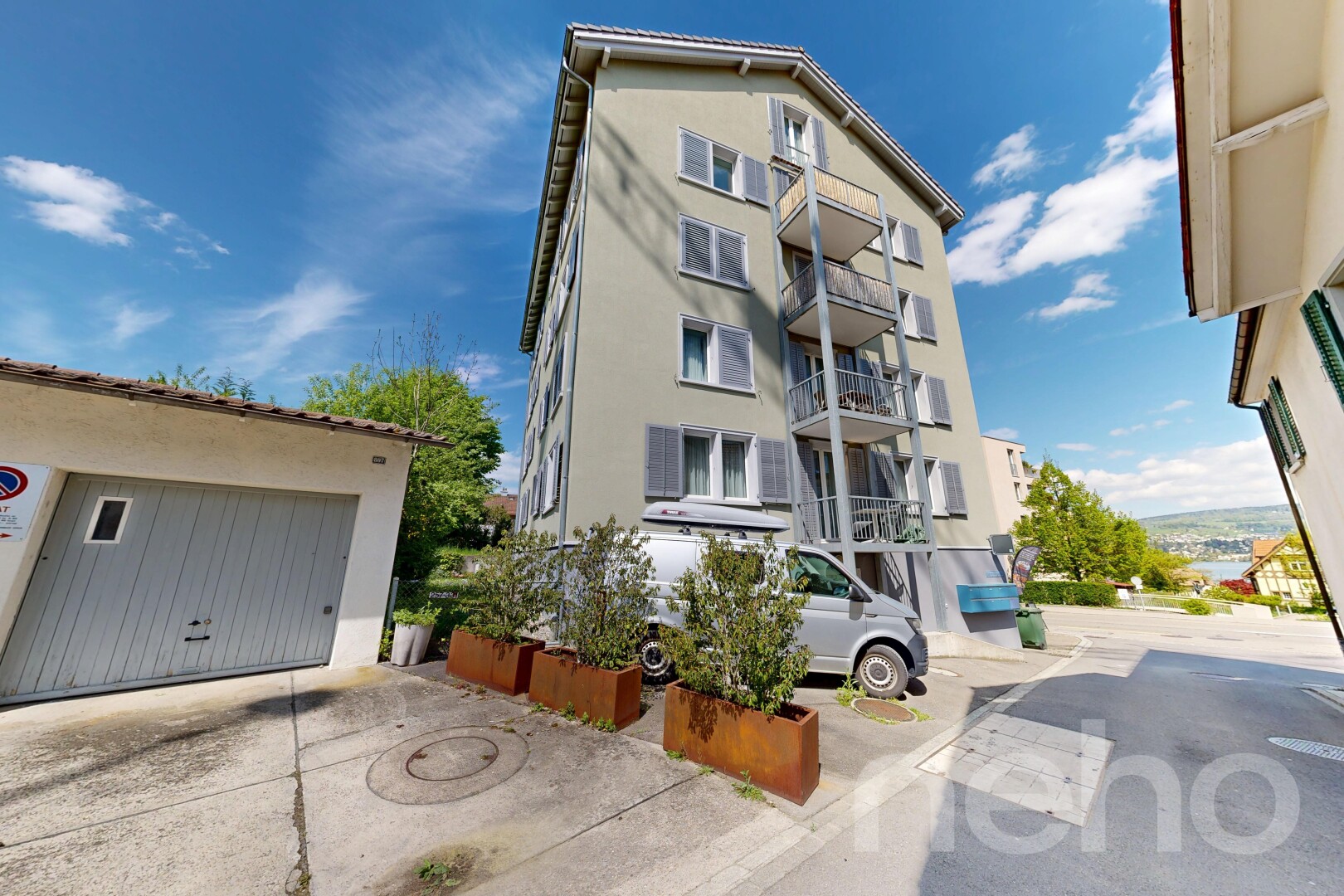 außenansicht mit day time, blick auf wohnanlage, und apartment complex view