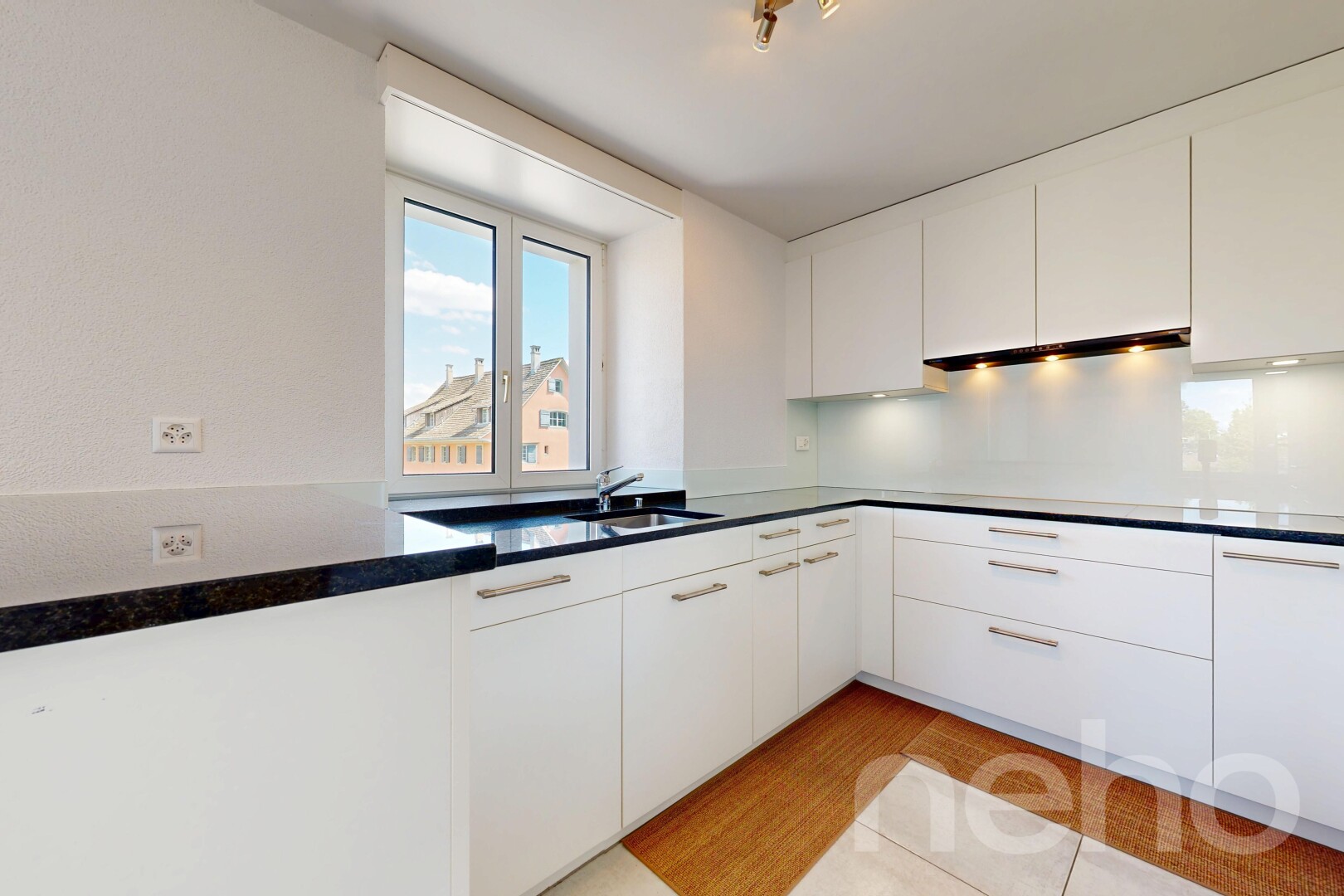 küche mit light floor, natural light, natürliches licht, flat panel cabinets, und white cabinets