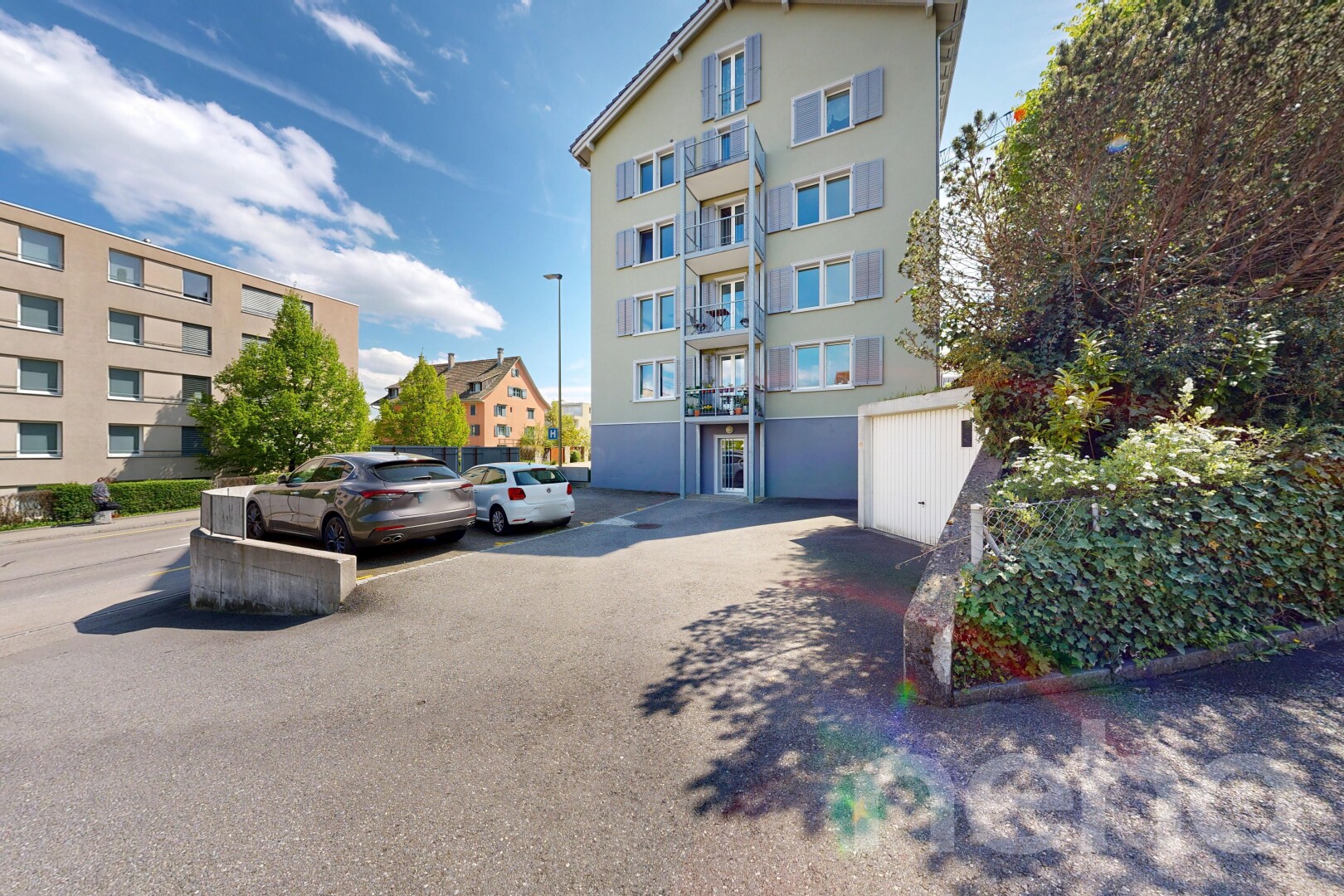 außenansicht mit apartment complex view, blick auf wohnanlage, day time, und parkplatz
